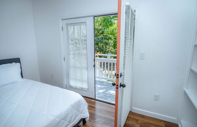 Downtown Remodeled Cozy 2br/1ba Home Sleeps 8 - Photo 2