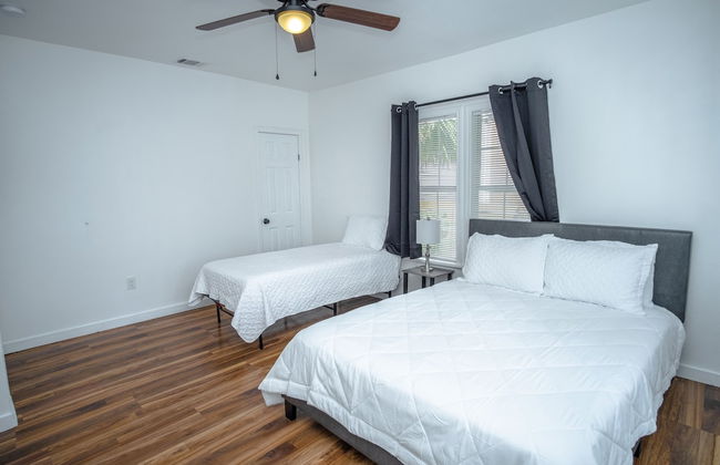 Downtown Remodeled Cozy 2br/1ba Home Sleeps 8 - Photo 6