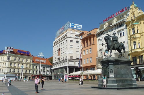 Photo 16 - Oval Main Square Apartment