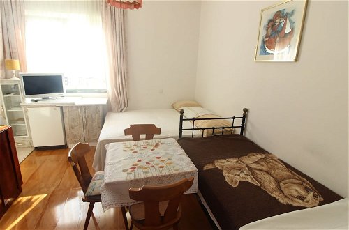 Photo 5 - Simplistic Apartment in Starigrad near Sea