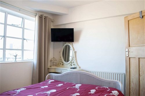 Photo 2 - Beautifully Decorated Contemporary 2 Bedroom Flat