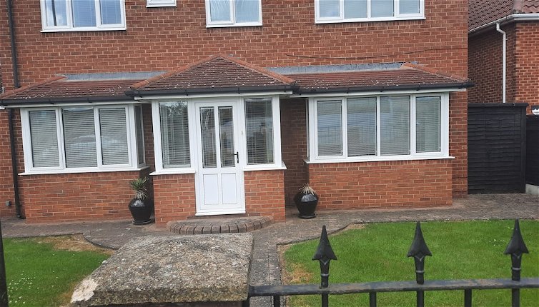 Photo 1 - Impeccable 5-bed House in Stockton-on-tees