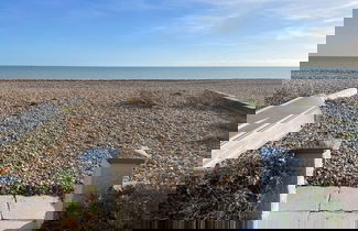Foto 2 - Contemporary Beachfront Bungalow With Direct Access to the Sea
