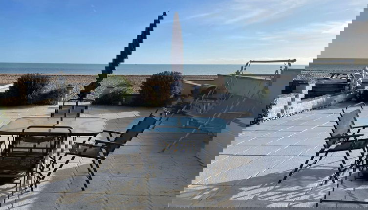 Foto 1 - Contemporary Beachfront Bungalow With Direct Access to the Sea