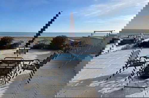 Foto 1 - Contemporary Beachfront Bungalow With Direct Access to the Sea