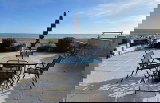 Foto 1 - Contemporary Beachfront Bungalow With Direct Access to the Sea