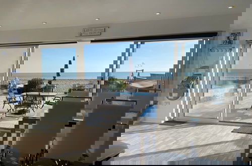 Foto 19 - Contemporary Beachfront Bungalow With Direct Access to the Sea