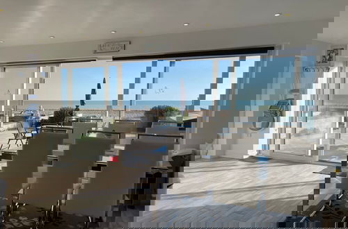 Foto 16 - Contemporary Beachfront Bungalow With Direct Access to the Sea