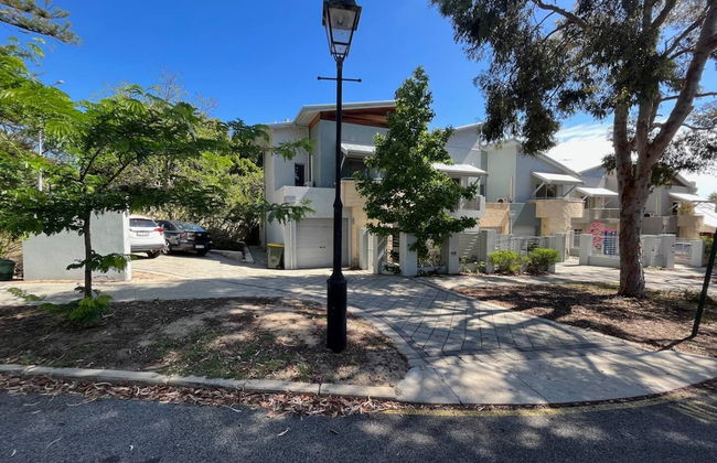 Lovely Shenton Park Townhouse - Photo 19