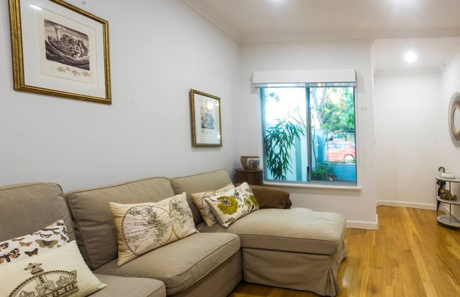 Lovely Shenton Park Townhouse - Photo 6