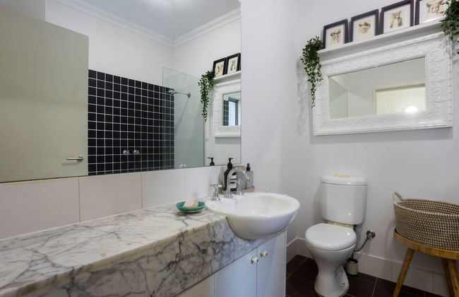 Lovely Shenton Park Townhouse - Photo 8