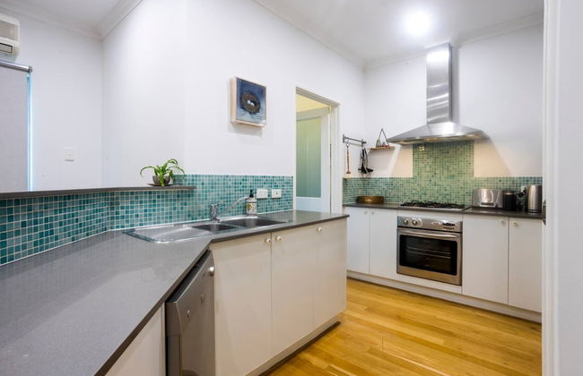 Lovely Shenton Park Townhouse - Photo 4