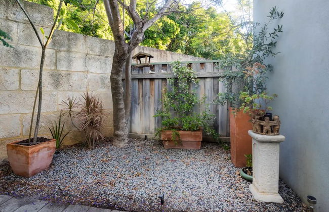 Lovely Shenton Park Townhouse - Photo 18