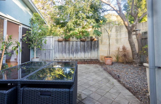 Lovely Shenton Park Townhouse - Photo 21