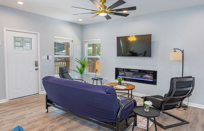 Heaven-sent Convenient 4br/ 3BA Near Downtown - Photo 18