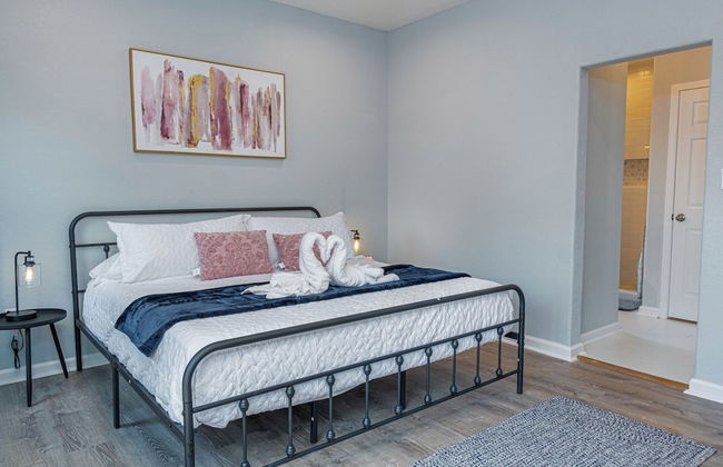 Heaven-sent Convenient 4br/ 3BA Near Downtown - Photo 6