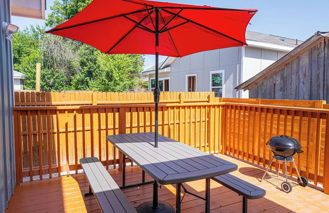 Heaven-sent Convenient 4br/ 3BA Near Downtown - Photo 33