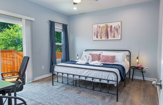 Heaven-sent Convenient 4br/ 3BA Near Downtown - Photo 4