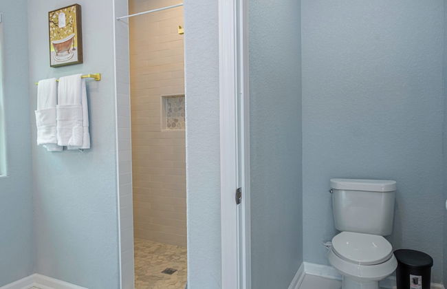 Heaven-sent Convenient 4br/ 3BA Near Downtown - Photo 27