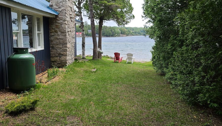 Foto 1 - Breezy Bay Waterfront Cottage