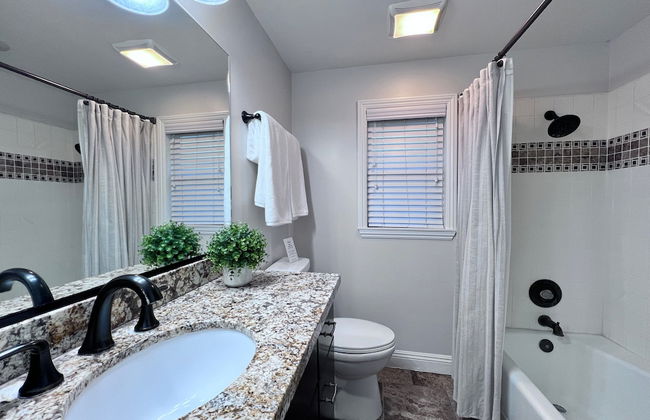 Sensational 6 Bedroom 4 Bathroom Pool Home (3 Master Bedrooms W/bathrooms) - Foto 25