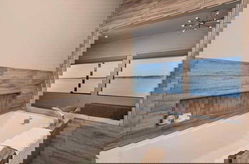 Photo 12 - Langley Waterfront Condo by Avantstay A+ Views