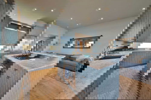 Photo 9 - Langley Waterfront Condo by Avantstay A+ Views