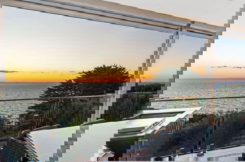 Foto 9 - Hillside Luxe With Spa Bay Views