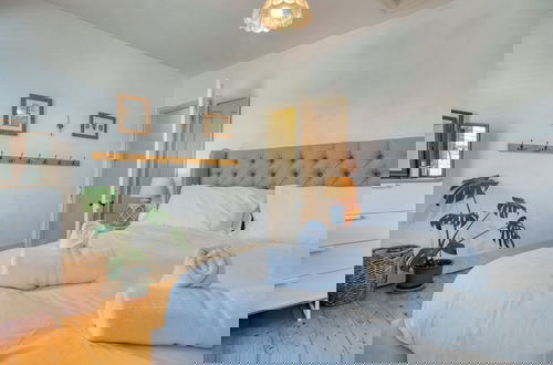 Photo 14 - Stylish 2BD with Private Garden & Sauna