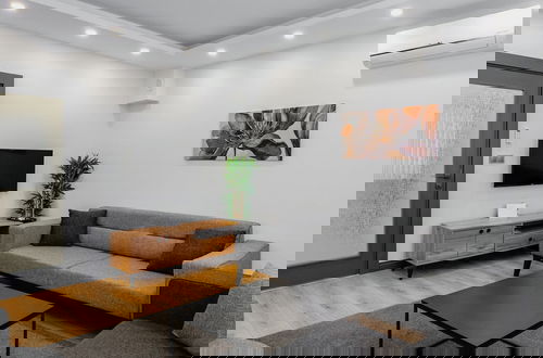 Photo 19 - Stylish Flat w Balcony Near Lara Beach