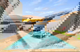 Foto 1 - Brand NEW Central Modern Ground Studio With Pool