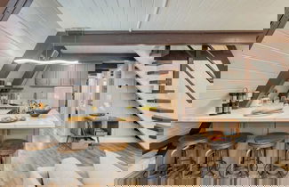 Foto 3 - Speckled by Avantstay Modern Interior, 0.5mi to Lake!