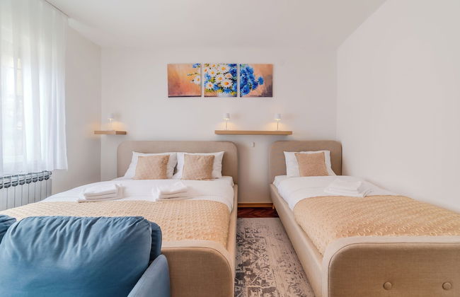 Family Friendly Apartment With Parking - Photo 3