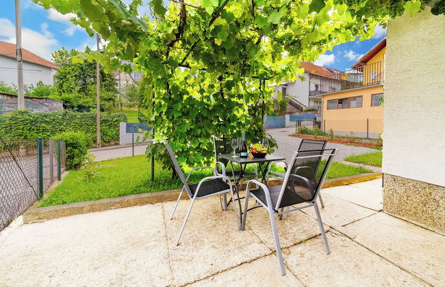 Family Friendly Apartment With Parking - Photo 20