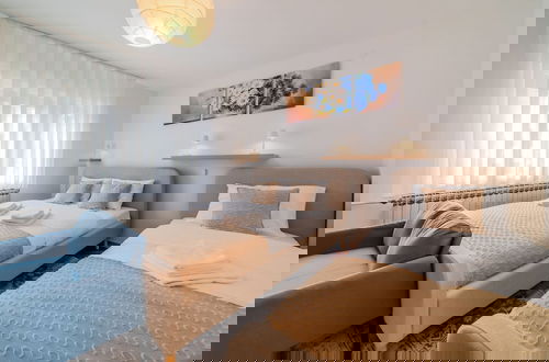 Foto 2 - Family Friendly Apartment With Parking
