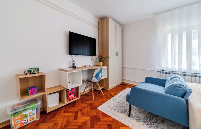 Family Friendly Apartment With Parking - Photo 10