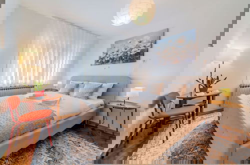 Foto 3 - Family Friendly Apartment With Parking