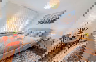 Foto 3 - Family Friendly Apartment With Parking