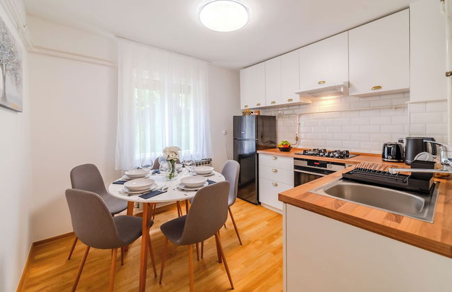 Family Friendly Apartment With Parking - Photo 9