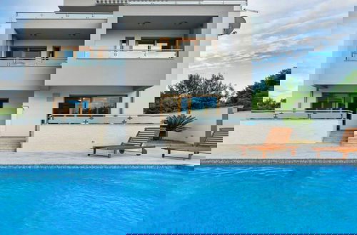 Foto 14 - New Villa With Pool and Roof Terrace