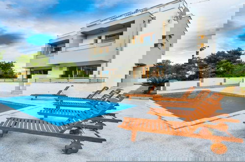 Foto 13 - New Villa With Pool and Roof Terrace