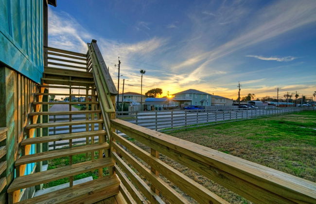 Shared Pool w/ Bay Views, Boat Dock Fishing Big Slough by Avantstay - Foto 33
