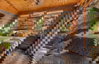 Foto 2 - Tranquil Mountain Getaway By Ghosal Luxury Lodging