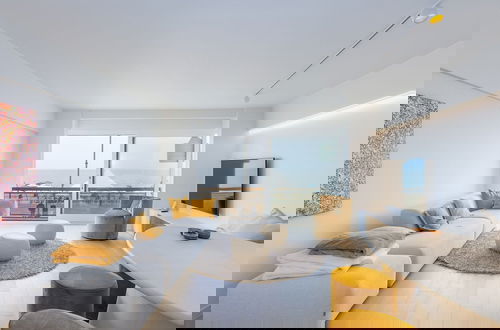 Foto 1 - Bright Apartment Near the Center