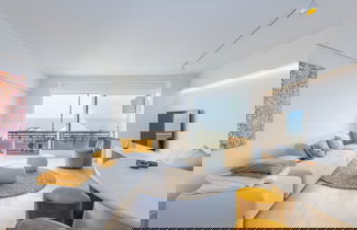 Foto 1 - Bright Apartment Near the Center