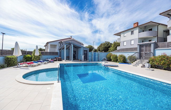 Mery's Sunny Pool Apartment - Foto 1
