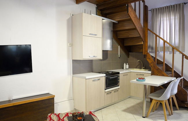 "sifakis Gorgeous Stone House" - Photo 12