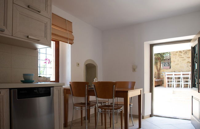 "sifakis Gorgeous Stone House" - Photo 8