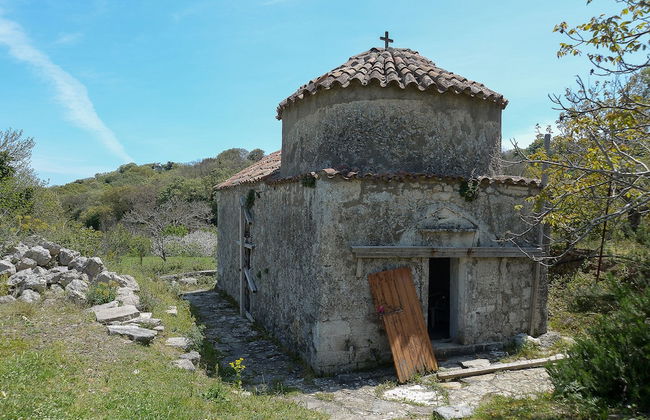 "sifakis Gorgeous Stone House" - Photo 17