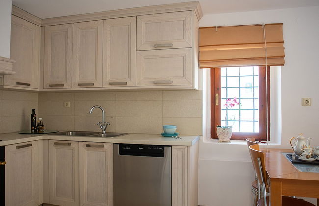 "sifakis Gorgeous Stone House" - Photo 14